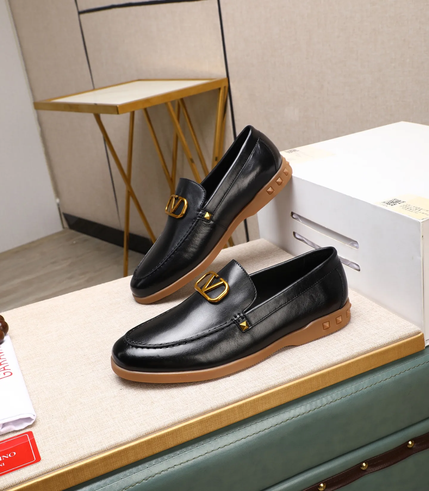 Men's shoes 💰520 [Valentino-Valentino] High-quality boutique men's shoes. The same style as the celebrities, original and authentic.✅ Made of imported cowhide + original apricot cowhide lining. The French luxury model is priced at 14,080 Swiss francs. It is also a Paris Fashion Week catwalk model. A brand can be deeply rooted in your heart, and a pair of shoes can make you linger. What you wear is not only noble, but also an aura. 👻Standard 38-45